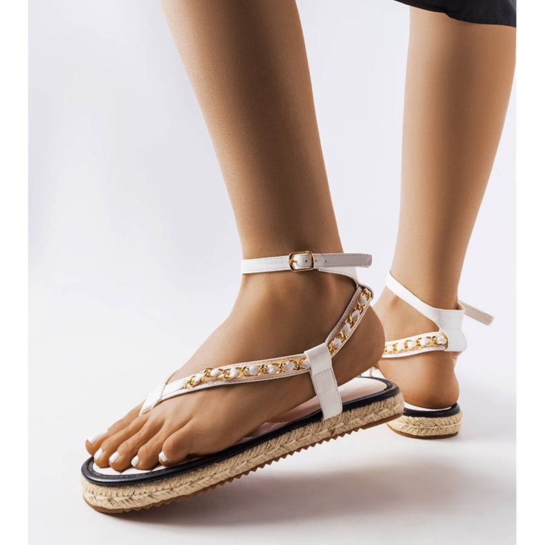 White sandals decorated with a Varieur chain 2