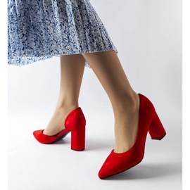 Red pumps on the Sargent post 1