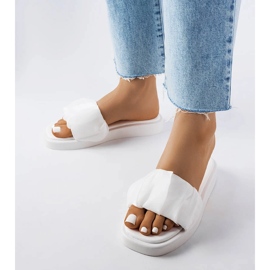 White sliders decorated with Boulevard ruffles 1 White sliders decorated with Boulevard ruffles 1