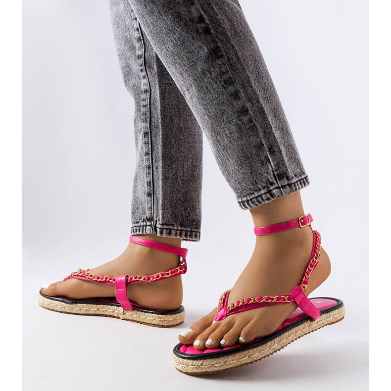 Pink sandals decorated with a chain from Varieur 2