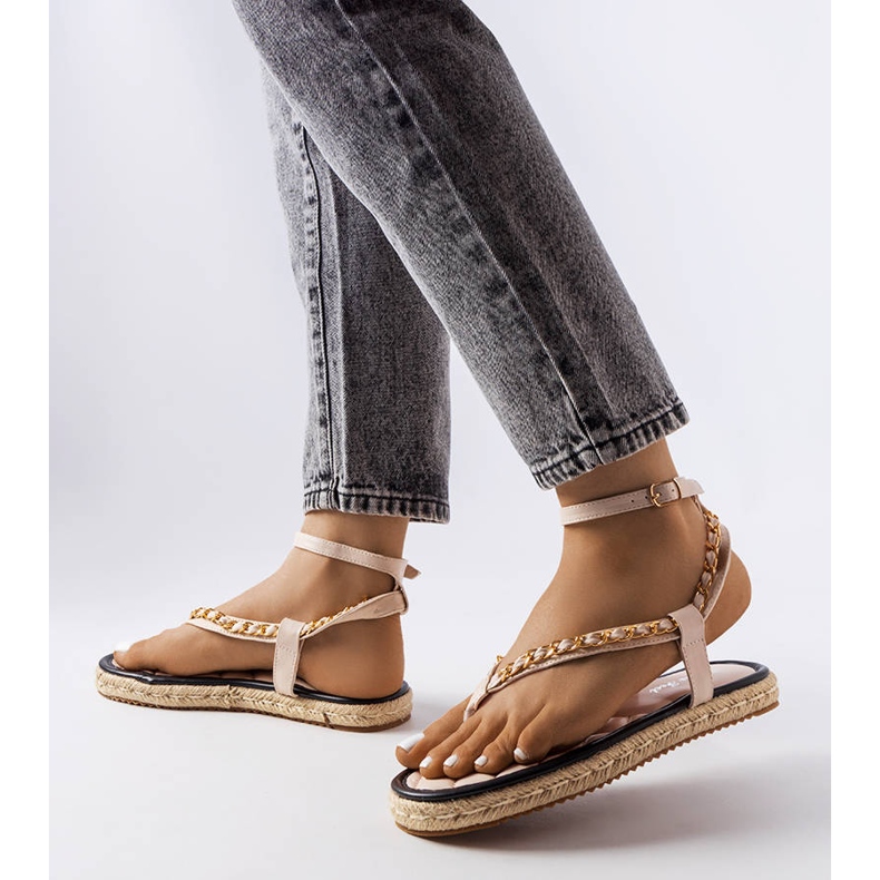 Beige sandals decorated with a chain from Varieur 2