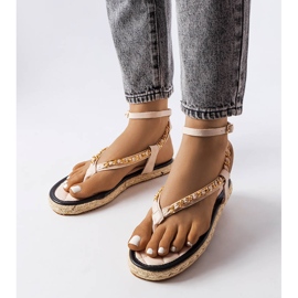 Beige sandals decorated with a chain from Varieur 1