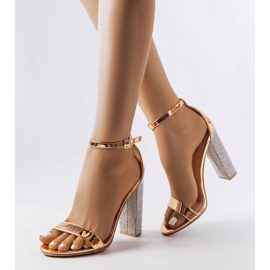 Champagne sandals on a decorative Rette post golden 1