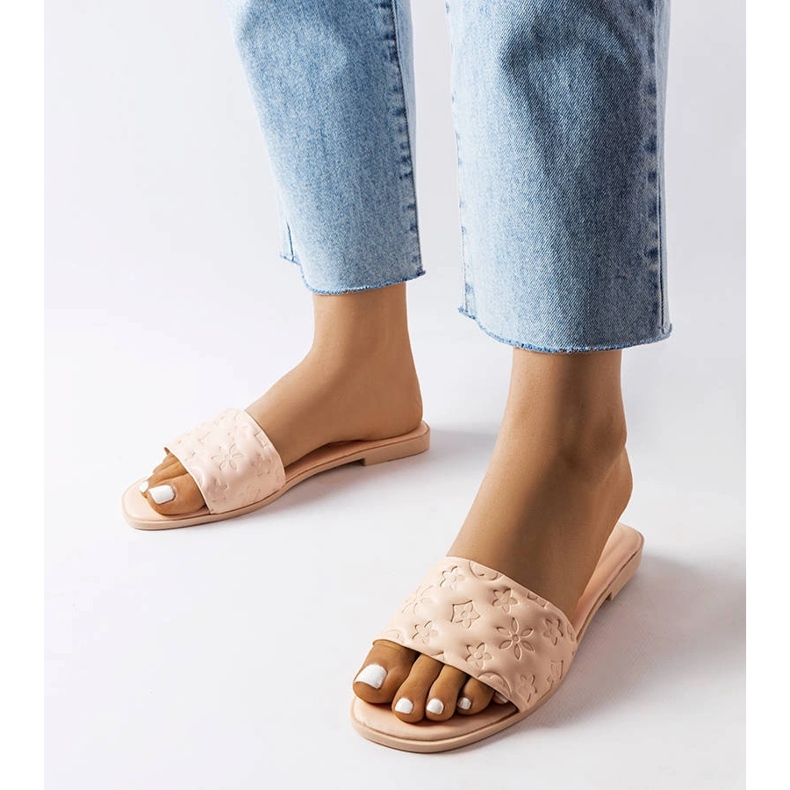 Beige flat sandals from Amalie 1