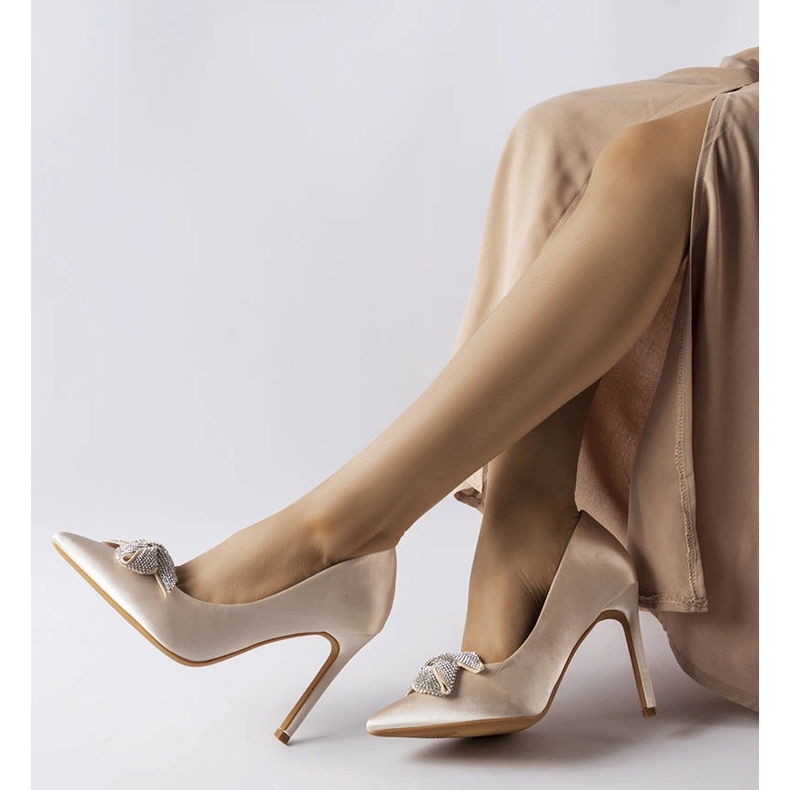 Beige pins with a satin finish and a Mia bow 2