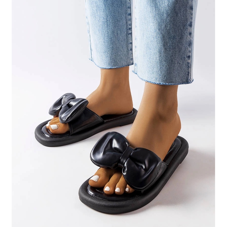 Black slippers with a bow from Lende 1