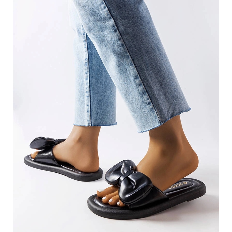 Black slippers with a bow from Lende 2