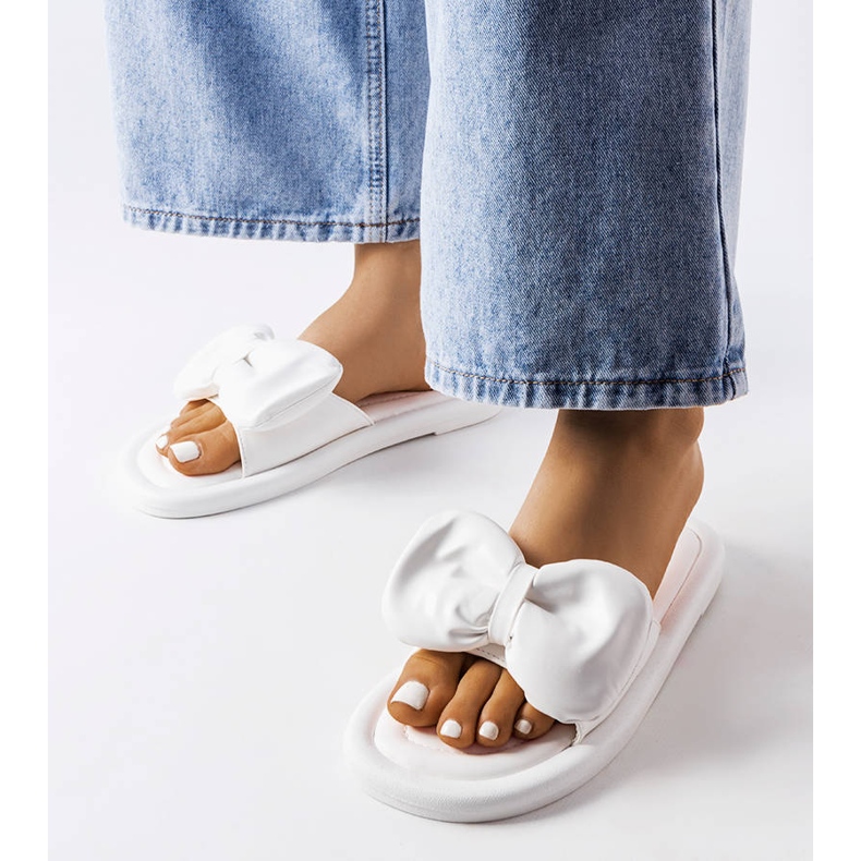 White slippers with bow from Lende 1
