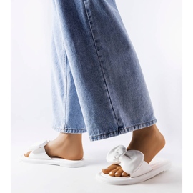 White slippers with bow from Lende 2