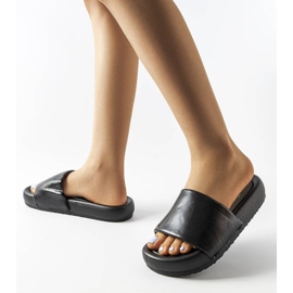 Black flip flops on the Franco platform 2