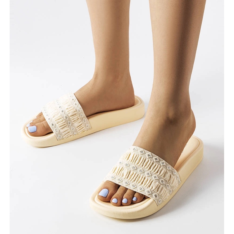 Beige sliders decorated with ruffles from Ernest 1