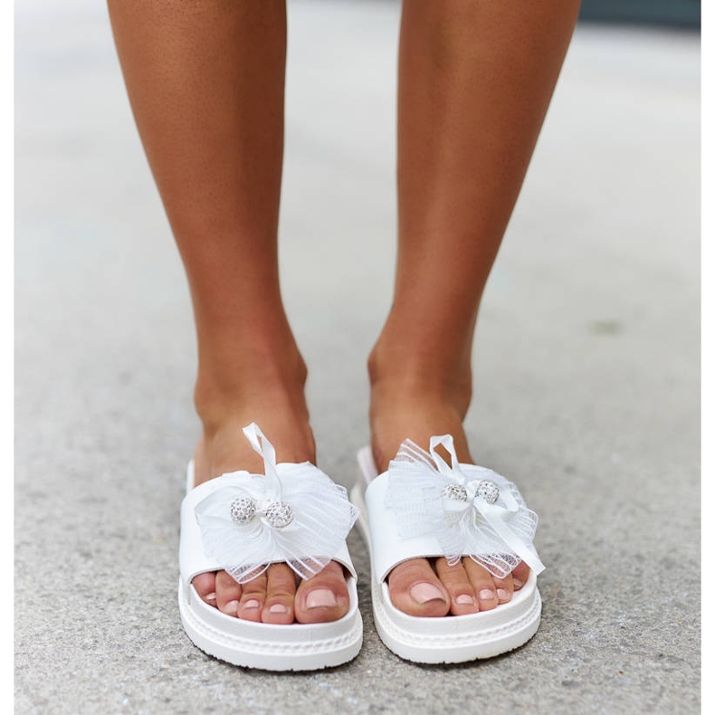 White sliders with a bow from Dido 1