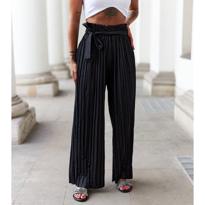 Black flip-flops decorated with Loreto zircons 1