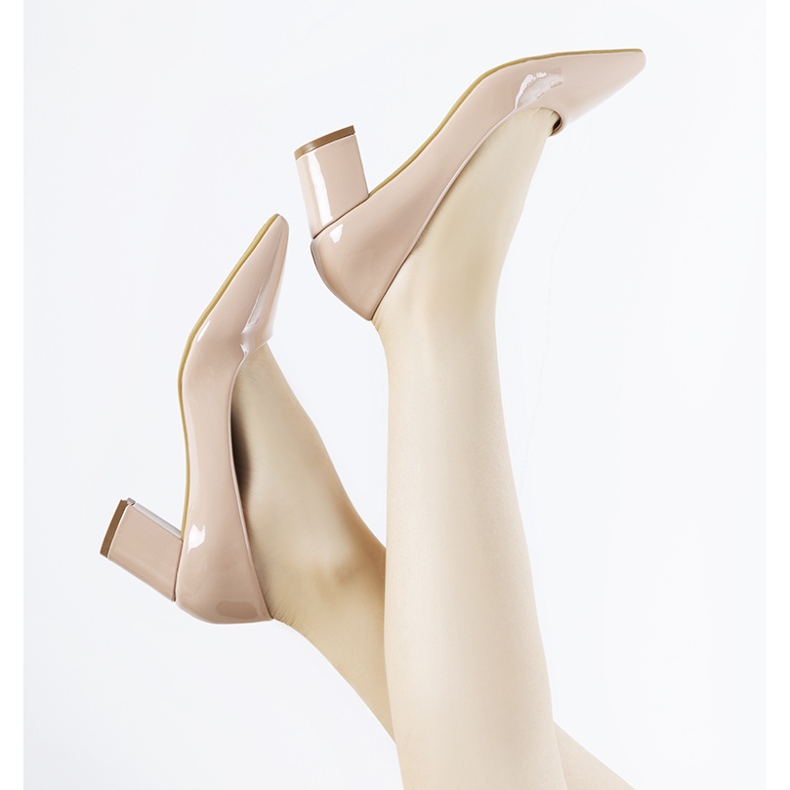 Beige pumps on the Harye post 2