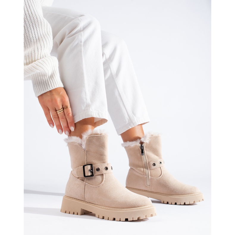 Beige snow boots with a Vinceza buckle 1