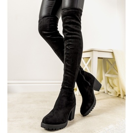 Black boots on the Pakunsso insulated post 1