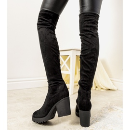 Black boots on the Pakunsso insulated post 2