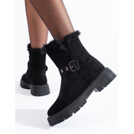 Black snow boots with a Vinceza buckle 1