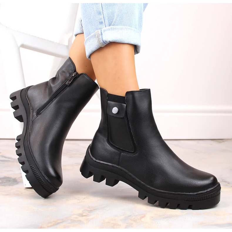 Black Potocki women's insulated trapezer boots with a pocket 1