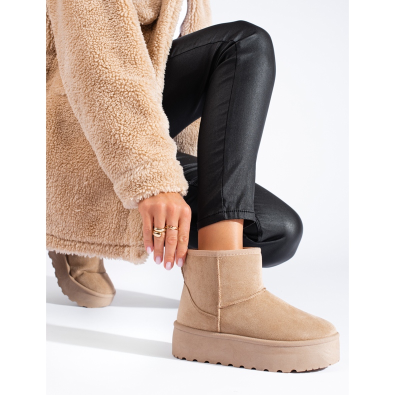 Women's snow boots on the beige Shelovet platform 1