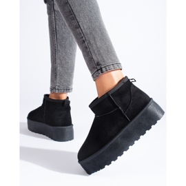 Black short snow boots on the Shelovet platform 1