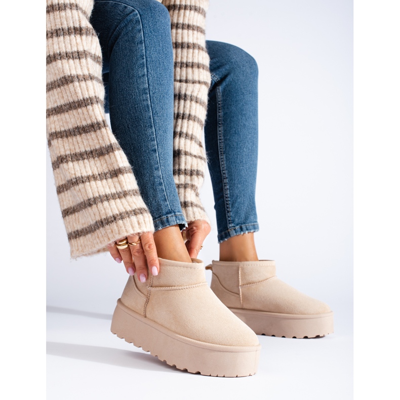 Beige short snow boots on the Shelovet platform 1