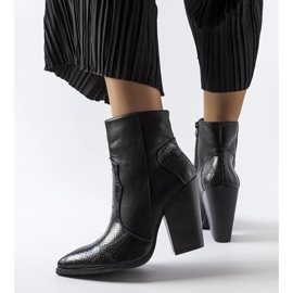 Black ankle boots on the Kensley post 1