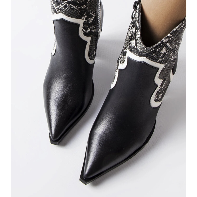 Black ankle boots on the Ezinet post 1