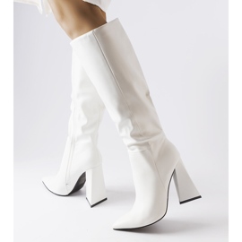 Medicina white boots on the post 1