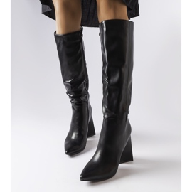 Medicina black boots on the post 1