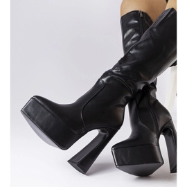 Black boots on a massive post from Sovizzo 2