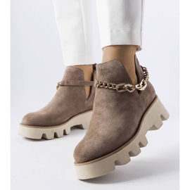 Beige leather boots decorated with a Karino chain 1