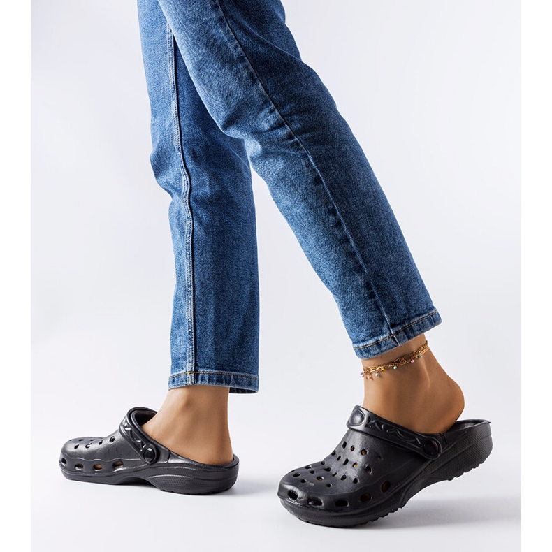 Black foam closed-toe slippers from Kleist 1