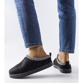 Black insulated slippers decorated with Dudi embroidery 2