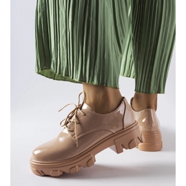 Beige lacquered shoes from Kelly 1
