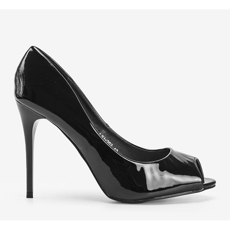 Black pumps lacquered on a Luke heel 1