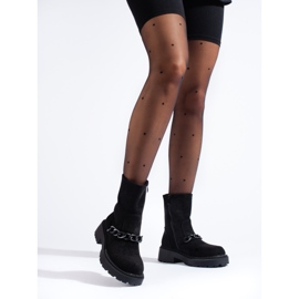 Women's workers on the Shelovet platform with a black chain 1