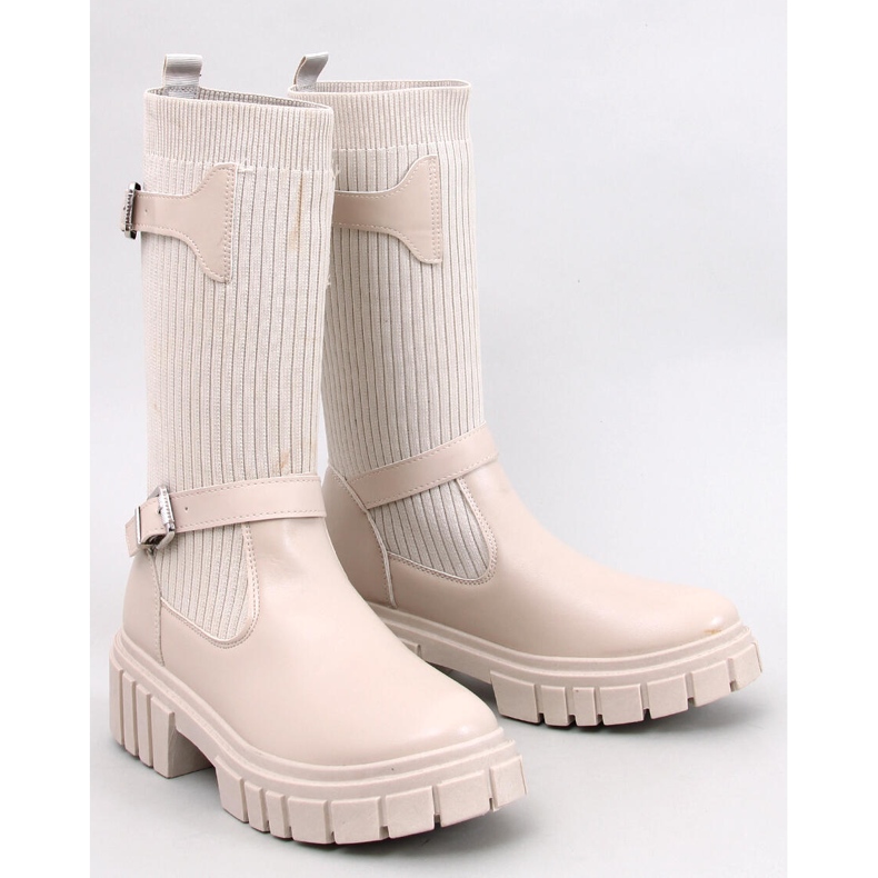 Rhea Beige boots with a flexible upper 1