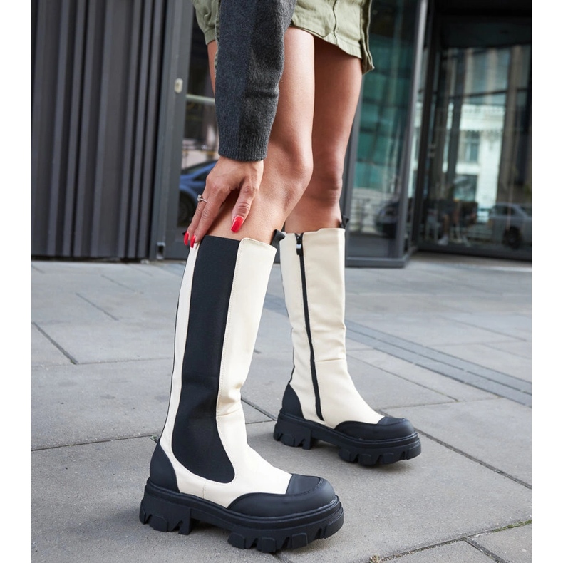 Beige massive boots with a tread by Barrios 2