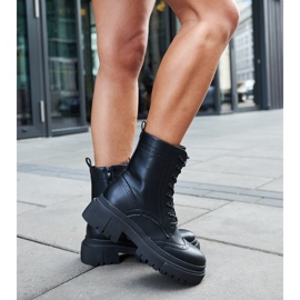 Black boots decorated with Nicla stitching 2