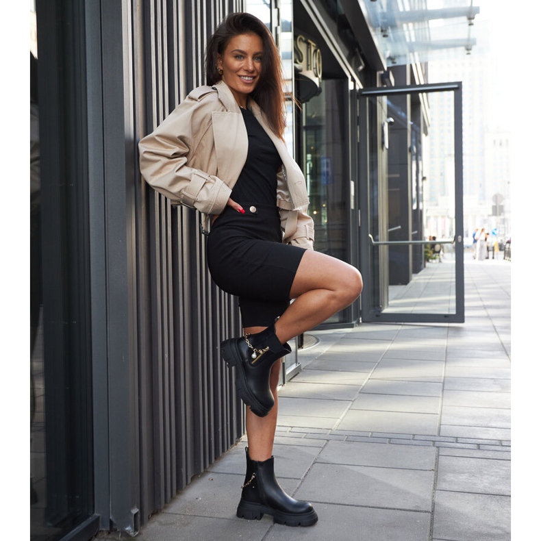 Black ankle boots with a decorative Archard chain 1