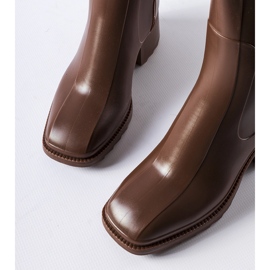 Brown zipped Wellington boots with a Maggiore block 1