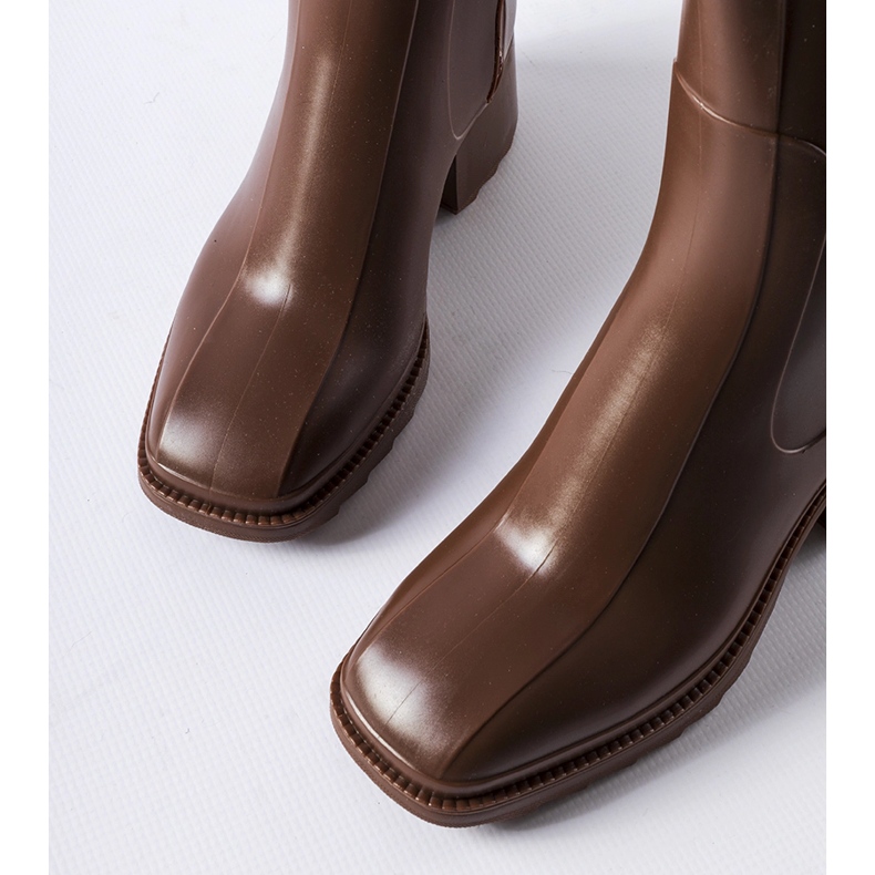 Brown zipped Wellington boots with a Maggiore block 1