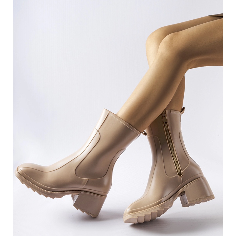 Beige zipped Wellington boots with a Maggiore block 1