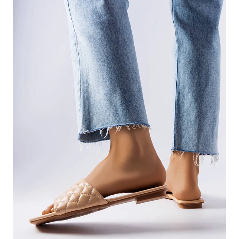 Beige elegant flip-flops with quilting from Labrie 1