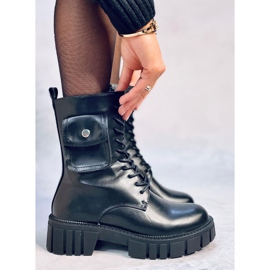 Workers with a Maruna Black purse 1