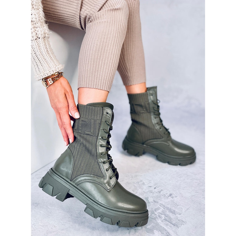 Workers with a flexible Calling Green upper 2