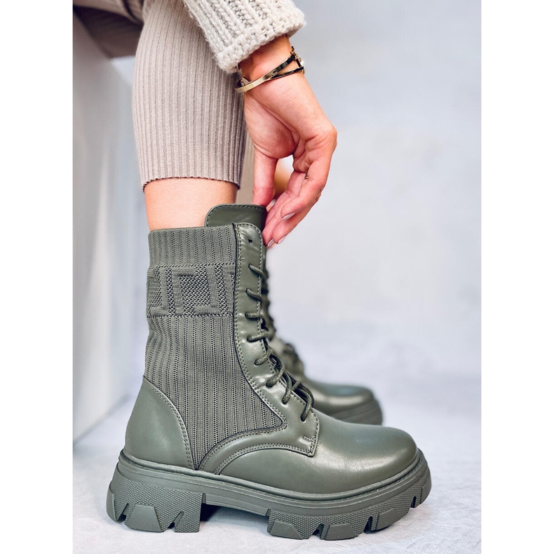 Workers with a flexible Calling Green upper 1