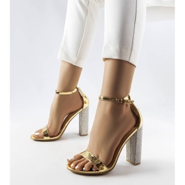 Golden sandals on a decorative Rette post 1