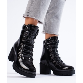 Insulated women's work boots made of patent eco-leather black 1